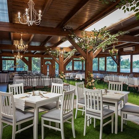 Eden Lounge Restaurant & Pension Veresegyhaz Ngoại thất bức ảnh