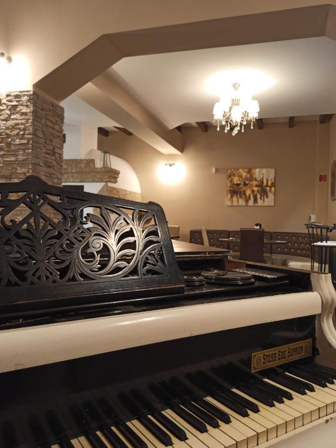 Eden Lounge Restaurant & Pension Veresegyhaz Ngoại thất bức ảnh