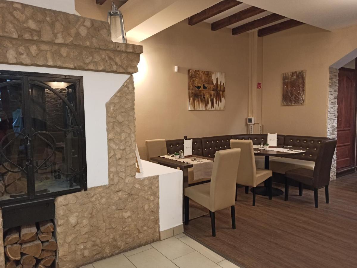 Eden Lounge Restaurant & Pension Veresegyhaz Ngoại thất bức ảnh
